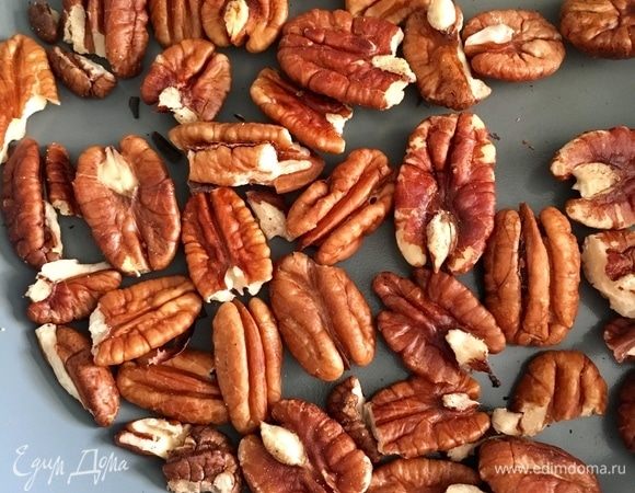 Орехи пекан освободить от перегородок и обжарить слегка на сухой сковороде, а затем произвольно порубить.