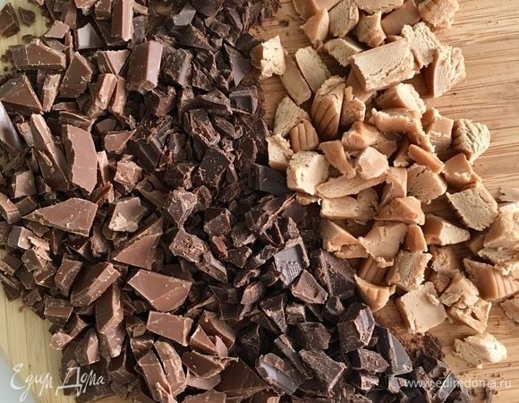 Два вида шоколада и ириски тоже порубить ножом на произвольные кусочки.