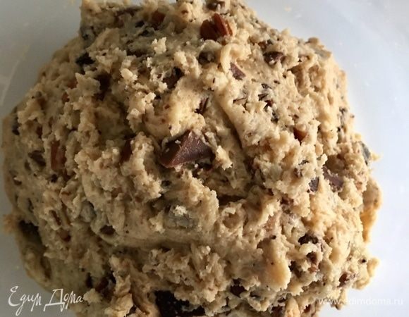 Всю подготовленную начинку подмешать равномерно в тесто. Придать тесту форму шара, завернуть в пищевую пленку и убрать в холодильник на час.