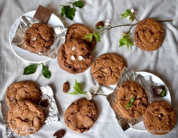 У меня вот такое чудесное печенье получилось через 16 мин. Девочки, когда оно печется, хочется залезть в духовку, честное слово. Сливочные ароматы в сочетании с шоколадом, терпким ароматом пекана просто не могут оставить вас равнодушными!