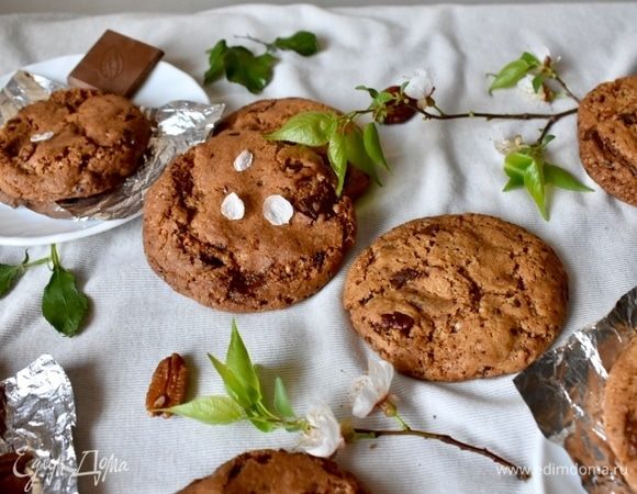 Фото поближе... Но главное — это, конечно, вкус! Хрустящая звенящая песочная корочка, взрыв орешка при каждом укусе, кусочек шоколада и тягучая ириска, как-то так! Для меня это печенье стало маленьким сладким наркотиком, без преувеличения!