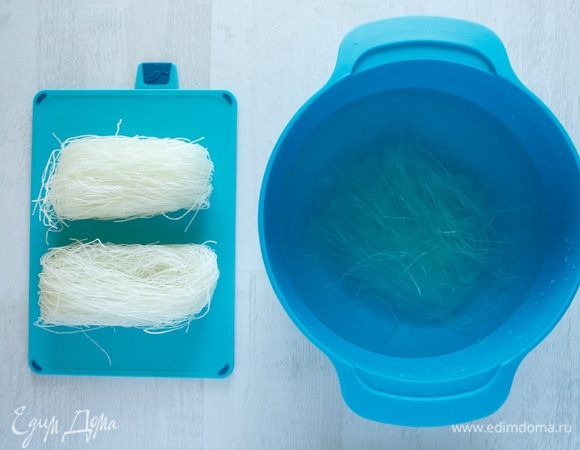 Замочим фунчозу в прохладной воде и займемся другими ингредиентами.