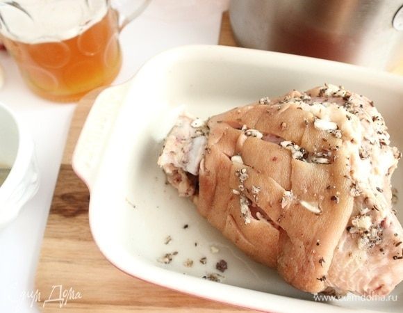 Духовку разогреть до 220°C. На рульку нанести ромбовидные надрезы, смазать специями, оставить на 25 минут.