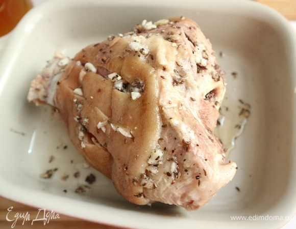 Полить немного пивом с медом. Поставить форму с рулькой в духовку на 30 минут. Периодически поливать рульку пивом с медом. Минут за 15 до конца запекания смазать рульку 0,5 ст. л. меда.