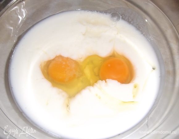 В кефир вбить яйца, добавить сахар и соль. Перемешать.