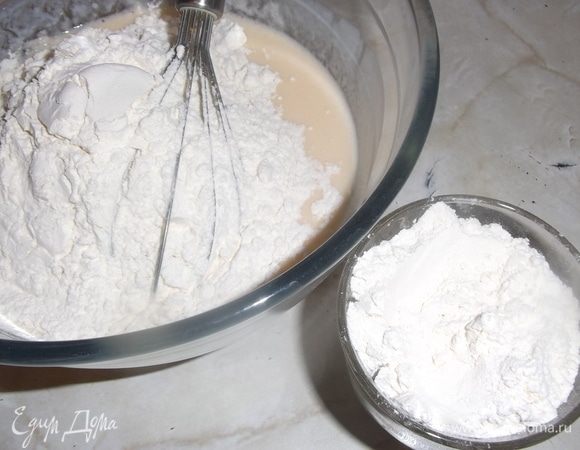 Всыпать соду и муку.