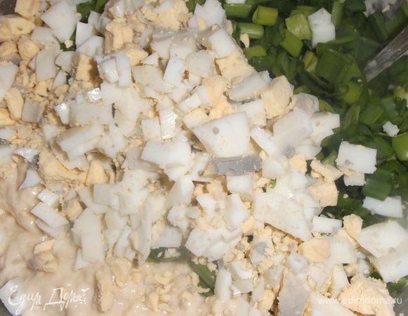 Добавить 2 вареных яйца и зеленый лук. Хорошо перемешать.