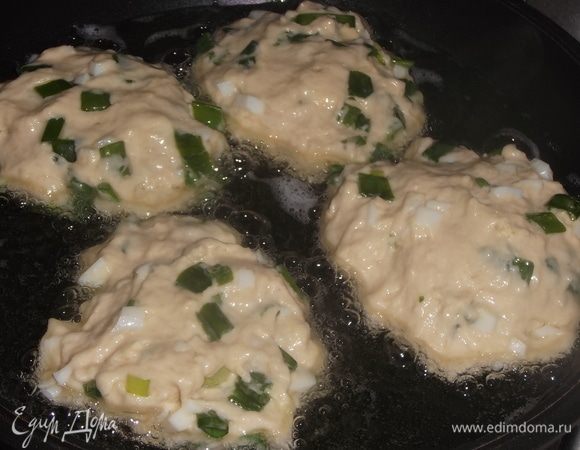 Выложить смоченной водой ложкой на разогретую сковороду с маслом.
