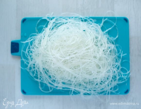 Через 20–30 минут фунчоза станет мягкой и шелковистой.