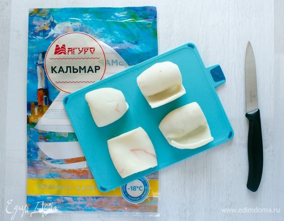 Кальмары ТМ «Магуро» отварим в течение 2–3 минут в слегка соленой воде, отрежем края и разрежем посередине.