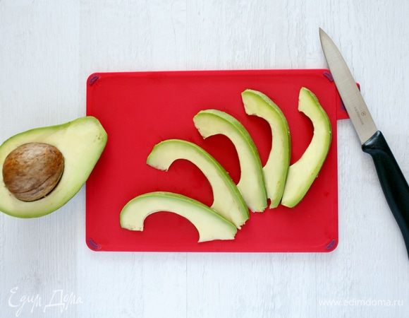 Нарежем авокадо на 8 частей.