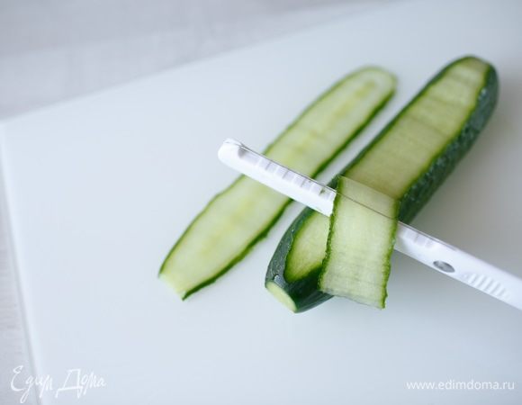Из огурца сделаем тоненькие полосочки.