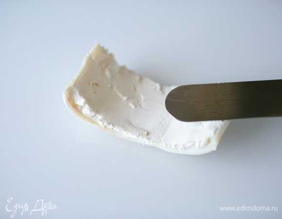 Наносим слой сыра на кусочек кальмара.