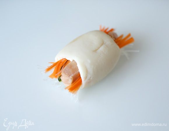 Скручиваем, аккуратно подрезаем с двух сторон вложенные ингредиенты. Ножницами выравнивать края удобнее.