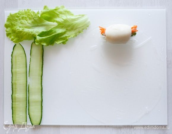 Кладем наш рулетик на мокрую рисовую бумагу, на самый край.