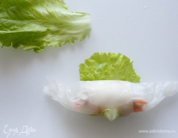 Сворачиваем ролл, оборачиваем его листом салата.