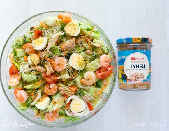 А вот и бонусный рецепт! Я нарезала то, что оставалось от роллов: фунчозу, огурец, листья салата, филе тунца, кусочки кальмара, авокадо, морковь и добавила все, что попалось на глаза (помидоры черри, перепелиные яйца, креветки, чеснок, морскую соль, специи). Заправила оливковым маслом, оставшимся в баночке от тунца, и вот у нас получился салат из остатков продуктов! Готовили одно блюдо, а получилось два. Здорово, правда? :)