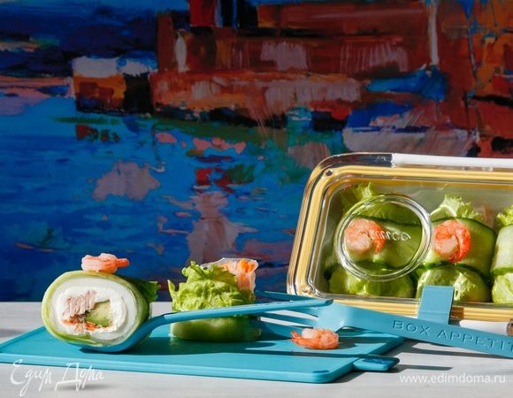 Оживим роллы яркими креветками, сваренными заранее — и готово! В разрезе: огурец, лист салата, рисовая бумага, кальмар, сыр, тунец, авокадо, фунчоза и яркая морковь.