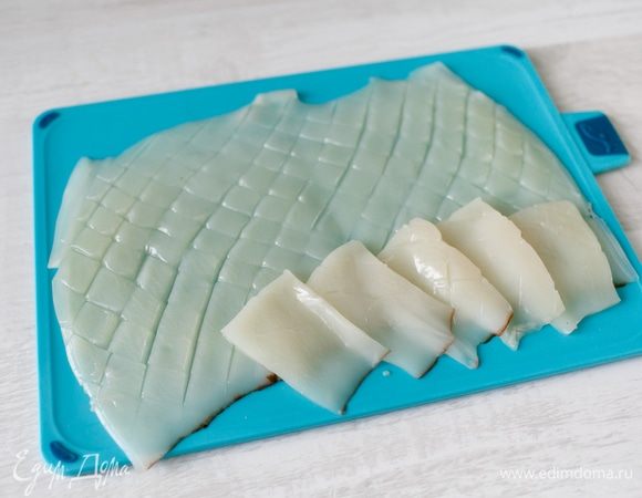 Кальмары ТМ «Магуро» продаются уже очищенными. Это просто супер! Мы их размораживаем и можно сразу готовить. Разрежем филе кальмара, сделаем острым ножом диагональную сеточкус внутренней стороны. Затем нарежем небольшими полосочками.