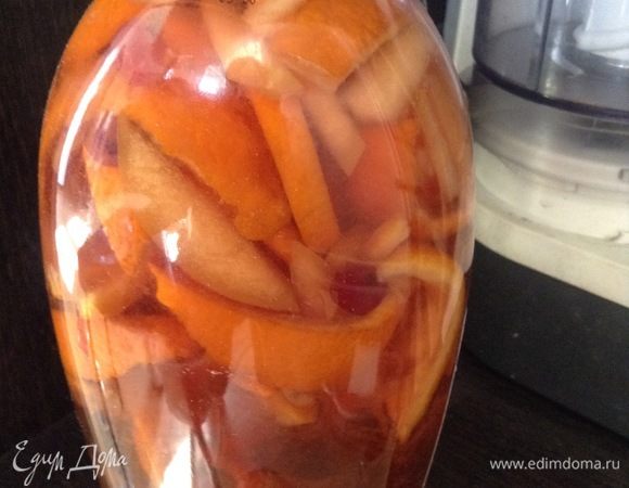 Ранее в деталях описывал любимую в нашей компании настойку (ратафию) «Несмеяновка». Классика:) Но, градусов 22–25. Далеко не все представители лучшей и прекраснейшей нашей половины чувствуют комфорт, крепко. Да и аромат слишком насыщен лесной ягодой. Оказывается! Если делать все именно так же, по академику Несмеянову, соотношения 4–2–1 (водка-ягода-сладкое), но саму водку предварительно сделать насыщенной цитрусовыми ароматами и фитонцидами-маслами и уполовинить ее градус, то в результате получается неповторимый женский напиток. «Несмеяновка» female:) Итак. Прежде всего, купленные 2 литра водки (любой!) разливаем в пустые бутылки, в которые предварительно натолкали до самого верха мелко нарезанные апельсины. Можно, конечно, все в 3-х литровую банку. Апельсины мелконарезанные и водка. Именно сперва емкость заполняем (не утрамбовываем, просто наполняем) кусочками апельсина, затем заливаем водкой до верху и плотно закупориваем. Стоит неделю при комнатной температуре, лучше — в темноте (полотенцем плотным закрываем).