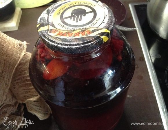 Потом, как в классическом рецепте. В 3-х литровую банку — перекрученную на мясорубке бруснику и клюкву (по 05, кг, можно свежую, можно размороженную), либо 0,5 кг сахара, либо (для энергетики!) 125 г сахара и 125 г меда. 2 палочки корицы. Можно пару долек апельсина-мандарина (для отдушки во время настаивания). И заливаем той самой «апельсиновой» водкой (теперь она градус свой уже снизила до 2-ти, примерно, и насытилась всем апельсиновым, что, оказывается, при настаивании с лесной ягодой с дубильными веществами (брусника и особенно клюква) делает напиток эксклюзивно «женственным»:) Закрыли плотно банку и при комнатной температуре настаиваем месяц, периодически взбалтывая.