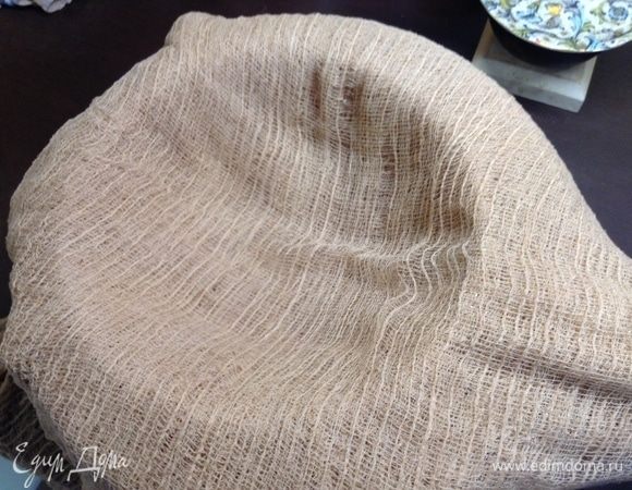 На кастрюлю устанавливаем дуршлаг-сито, на которое, в свою очередь, кладем марлю в 8 слоев сложенную.