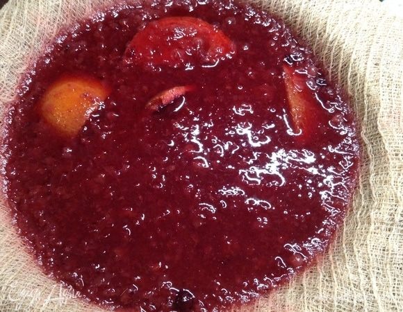 Аккуратно наливаем из банки. Пусть стекает сперва под собственным весом.