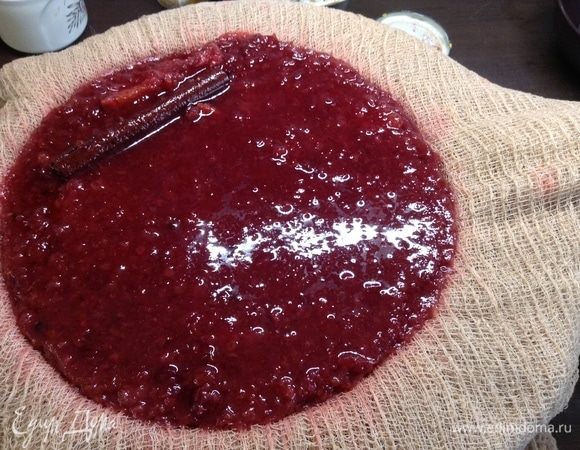 Подливаем, пока вся банка не перельется на сито-марлю. В конце выпадут набухшие палочки корицы, убираем их, чтобы не порвали марлю при ручном отжиме далее — да и они все свое отдали, их не отжать.