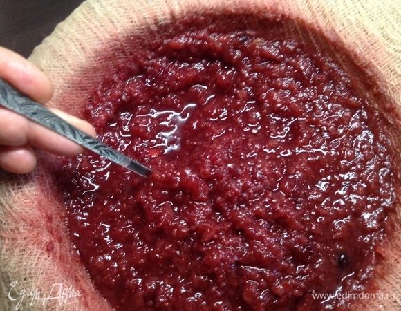 Если были дольки апельсинки-мандаринки, их руками отжали и убрали. Как к концу естественное фильтрование под собственным весом подходит, помогаем ложкой, чуть мякоть ягодную на марле ворошим, чтобы лучше протекало.