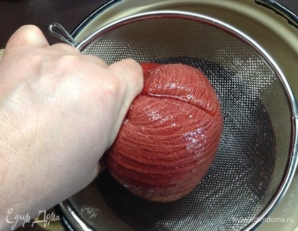 Ну, и в конце аккуратно сворачиваем марлю и отжимаем руками.