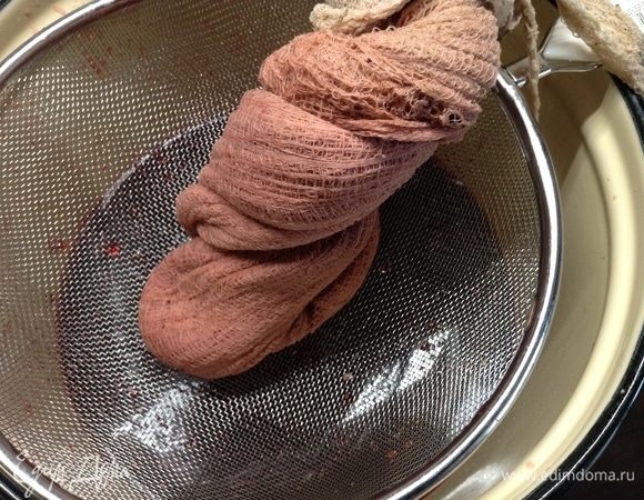 Это важный момент, ибо в оставшейся мякоти ягод — все самые настоенные твердые компоненты, которые дадут напитку нужную плотность и сделают его «как надо».