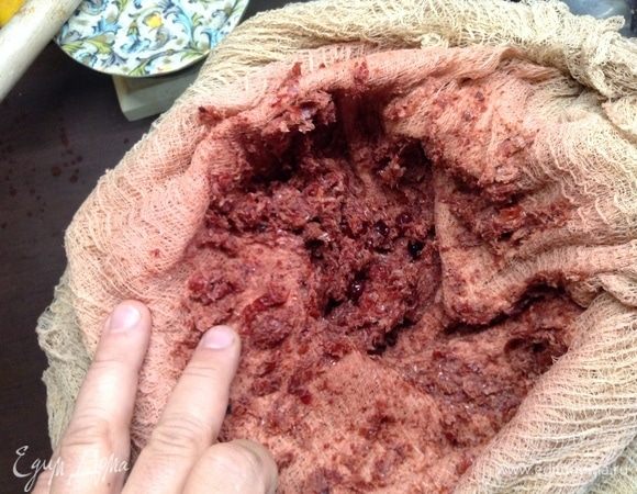 Надо сказать, от ягод почти через месяц ничего не остается, если все отжать хорошенько, ибо все они отдали в напиток.