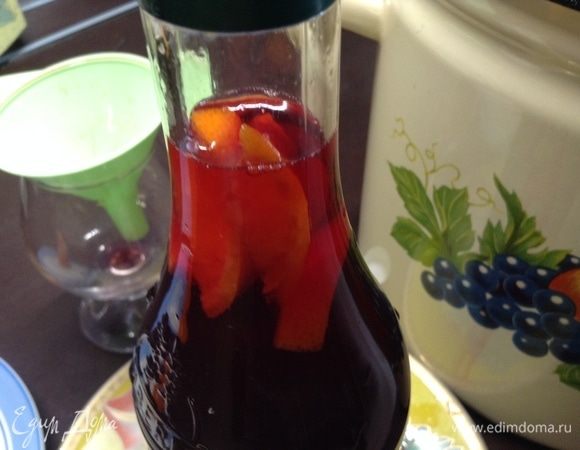 Что впрок — по бутылкам, можно в каждую для отдушки дольку мандарина-апельсина, плотно закупориваем.