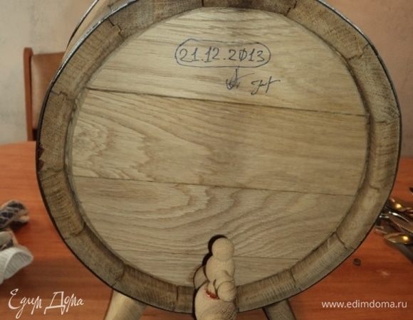 Для гурманов и их половинок:) Если в доме заведется дубовый бочонок, все напитки — и крепкие, и female — станут еще более homemade;)