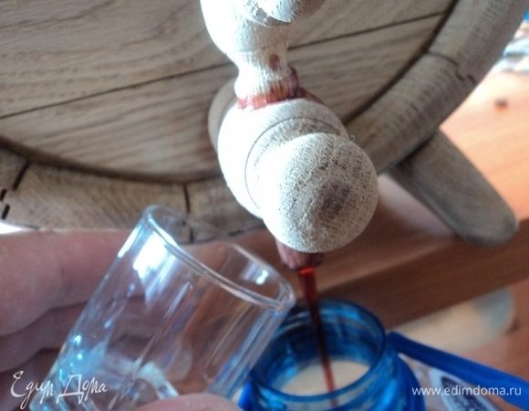 Суть проста. Когда напиток уже готов, часть его можно не сразу в бутылки на хранение или в графинчик к столу, а вот просто залить в такой дубовый бочонок. И пусть постоит. Месяц, два, три... Бочонок, конечно, сперва замочен (первый раз когда) водой, промыт, пропарен. Но, честное слово, цвет, аромат и вкус после такого дубового настоя вы никогда ни с чем не спутаете.