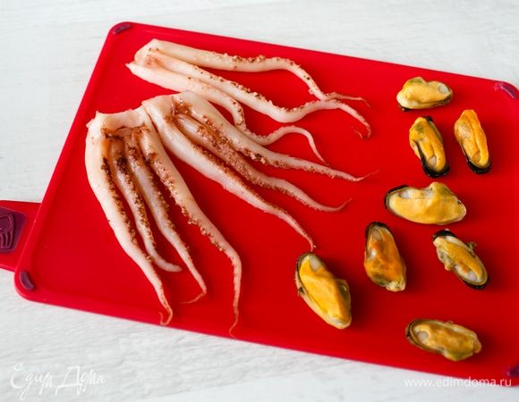 Подтотовим к обжарке мидии ТМ «Магуро» и щупальца кальмара.