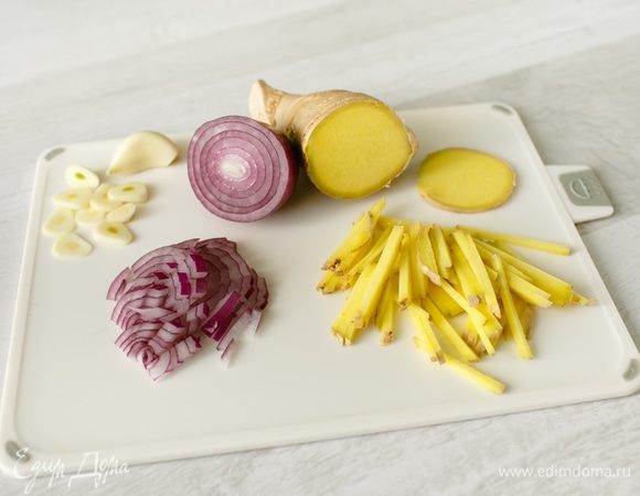 Мелко порубим репчатый лук, чеснок и имбирь.