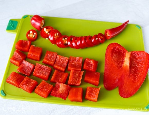 Два вида перца тоже нужно нарезать.