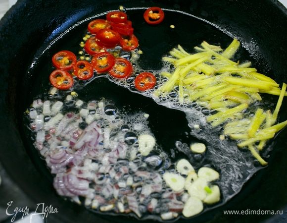 Затем слегка обжарим на сильно разогретой сковороде чили перец, имбирь, лук и чеснок. Я использовала кунжутное масло.