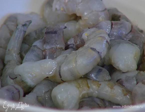 Креветки предварительно разморозить, затем вымыть и обсушить бумажным полотенцем.