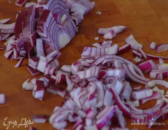 Красный лук почистить и мелко порезать.