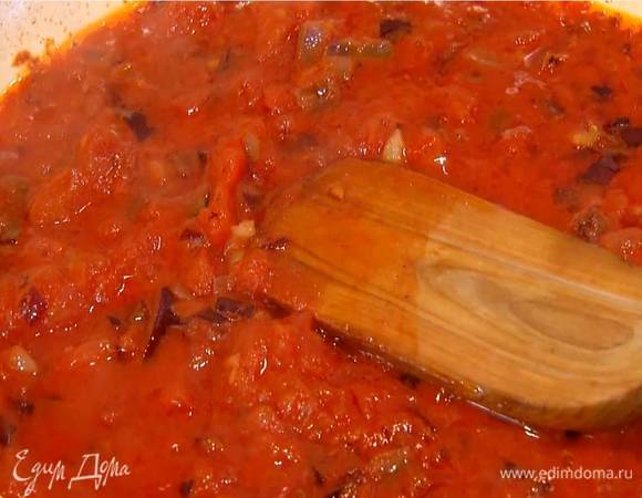 Чеснок почистить, мелко порубить и добавить в сковороду с луком, всыпать куркуму, корицу, сумах, пажитник, посолить и немного обжарить, затем добавить томатную пасту, помидоры в собственном соку и, помешивая, все прогреть.