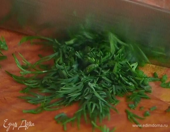 Укроп порезать не слишком мелко.