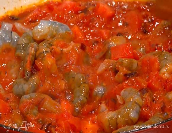 Выключить огонь, добавить к креветкам чили и измельченный укроп.