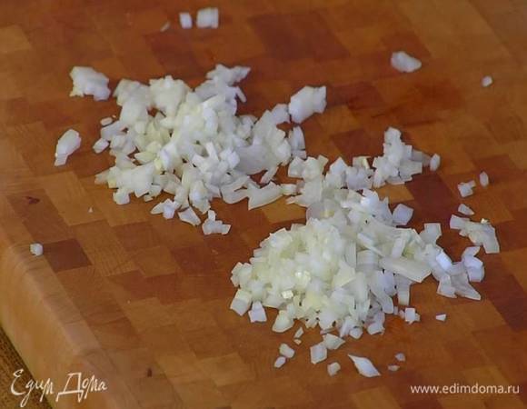 Белую луковицу и чеснок почистить и очень мелко порезать.