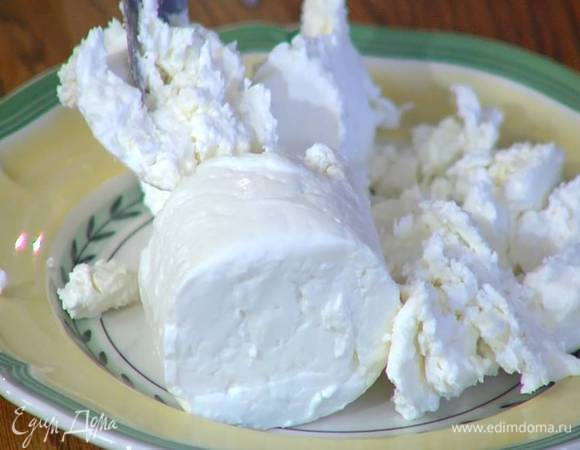 Козий сыр раскрошить вилкой на маленькие кусочки.