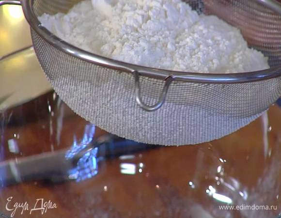 Муку просеять через сито, всыпать разрыхлитель, соль и все перемешать.