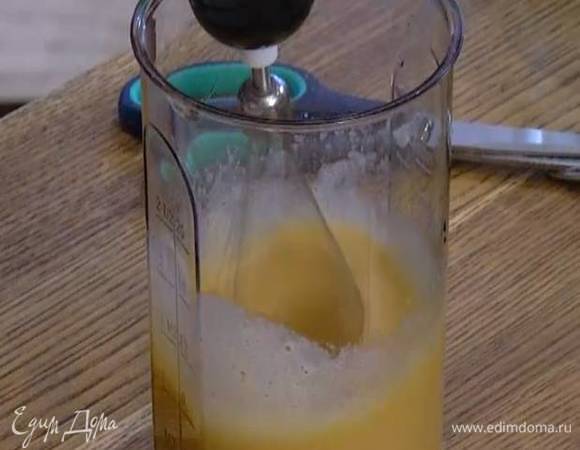 Приготовить тесто: яйца с сахаром взбить блендером с насадкой-венчиком, добавить предварительно размягченное сливочное масло и взбить еще немного, затем влить молоко и взбить все в однородную массу.