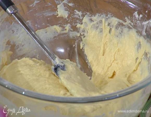 В муку с разрыхлителем влить яично-молочную массу, ванильный экстракт и лопаткой вымешать гладкое тесто (если оно получилось слишком густым, влить еще молока).
