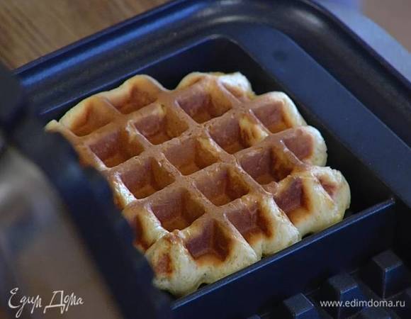 Дать тесту немного отдохнуть, затем испечь вафли.